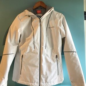 Women’s Columbia thermal coil jacket.